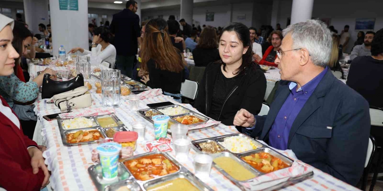 Rektör Özaydın İlk İftarını Öğrencilerle Birlikte Yaptı