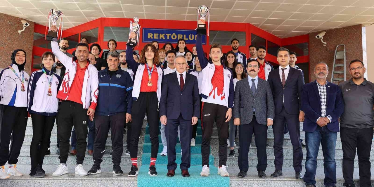 Rektör Özaydın’dan Başarılı Sporculara Gaün Sporium’a Ücretsiz Üyelik