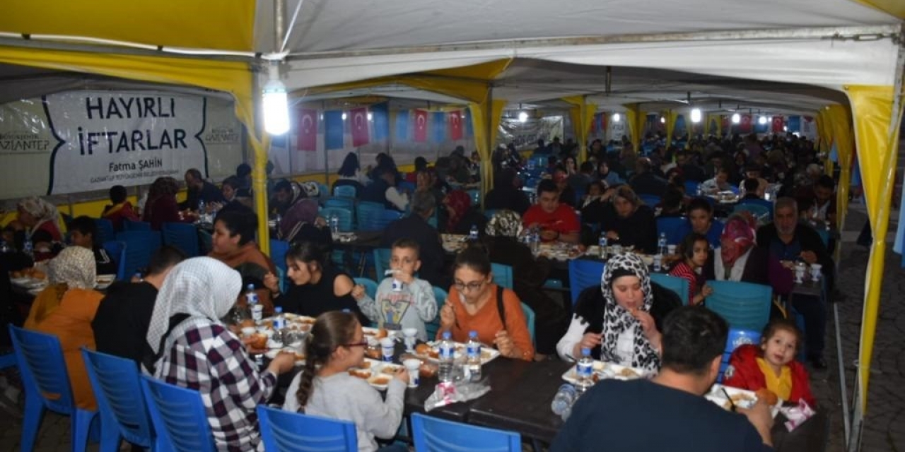 Gaziantep’te Her Gün Bir Mahallede İftarlık Yemek Dağıtılıyor