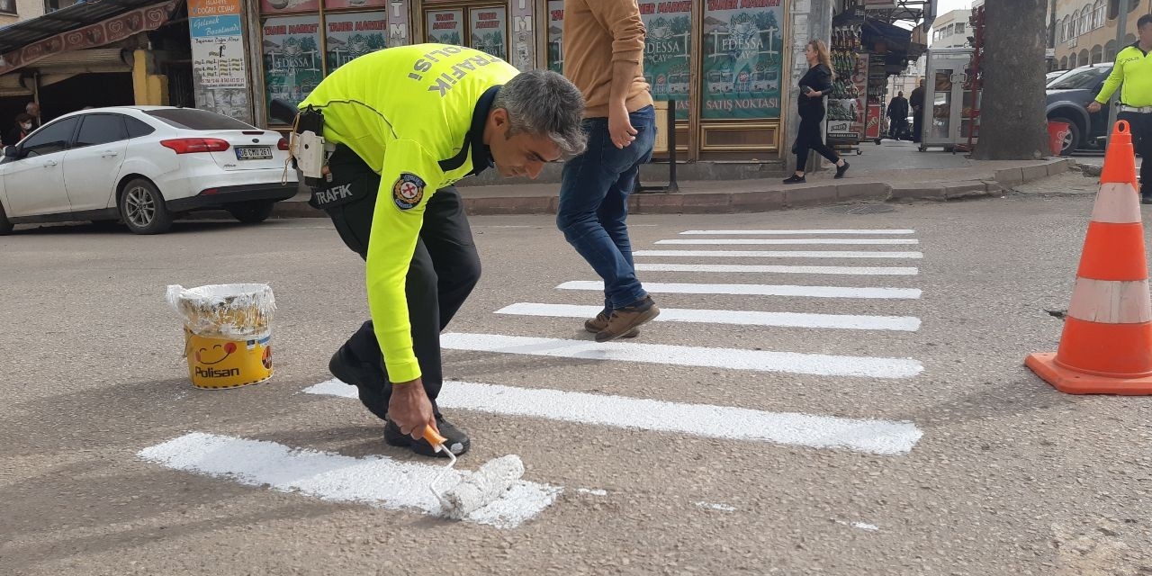 Trafik Polisleri Kendi Yaya Çizgilerini Kendi Çizdi
