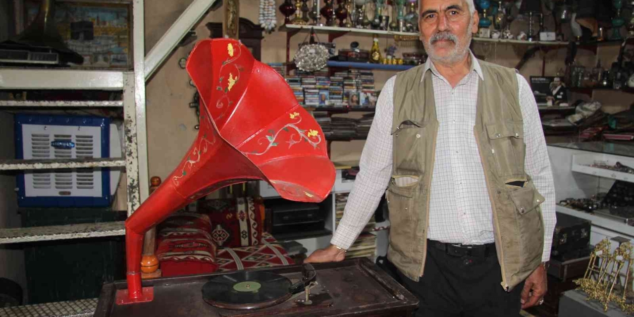 Asırlık Gramafonlar Antikacıların Dükkanlarını Süslüyor