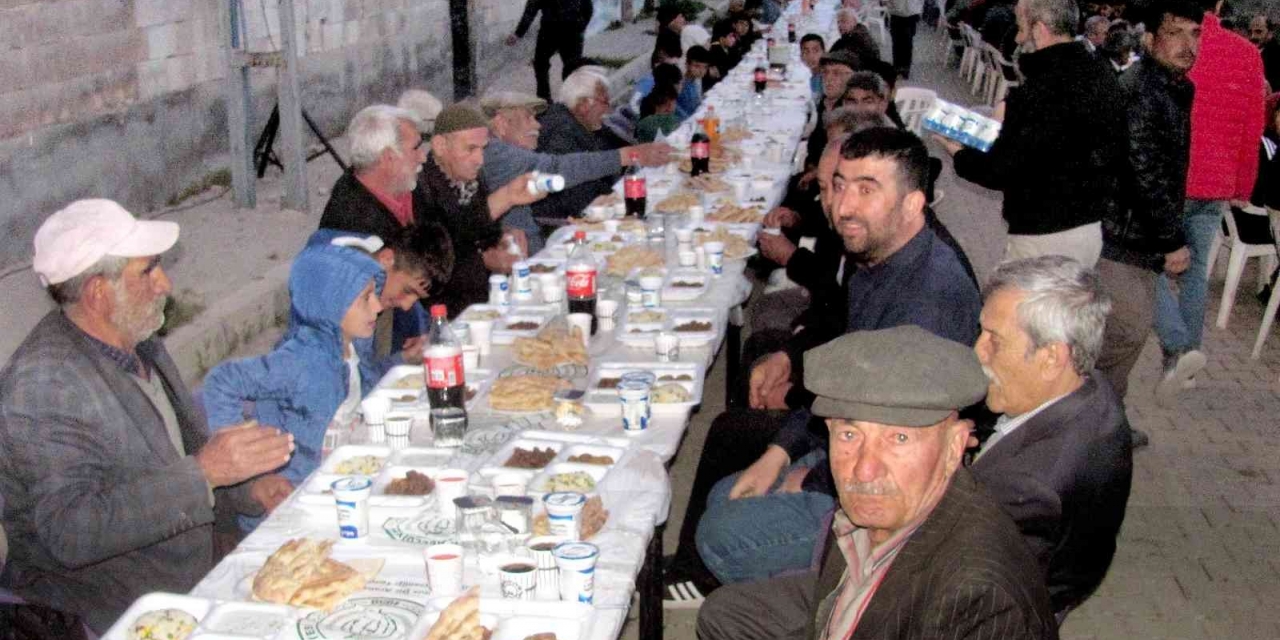 Kaymakamı Sevgili İle Belediye Başkanı Doğru İhtiyaç Sahibi Ailelerle İftar Yaptı