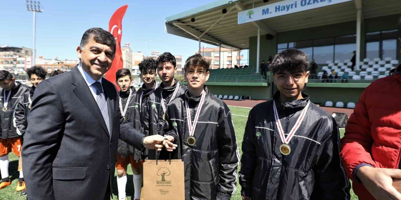 Yeşil Sahada Başarı Parolası: ’’oku-oyna-zinde Kal’’