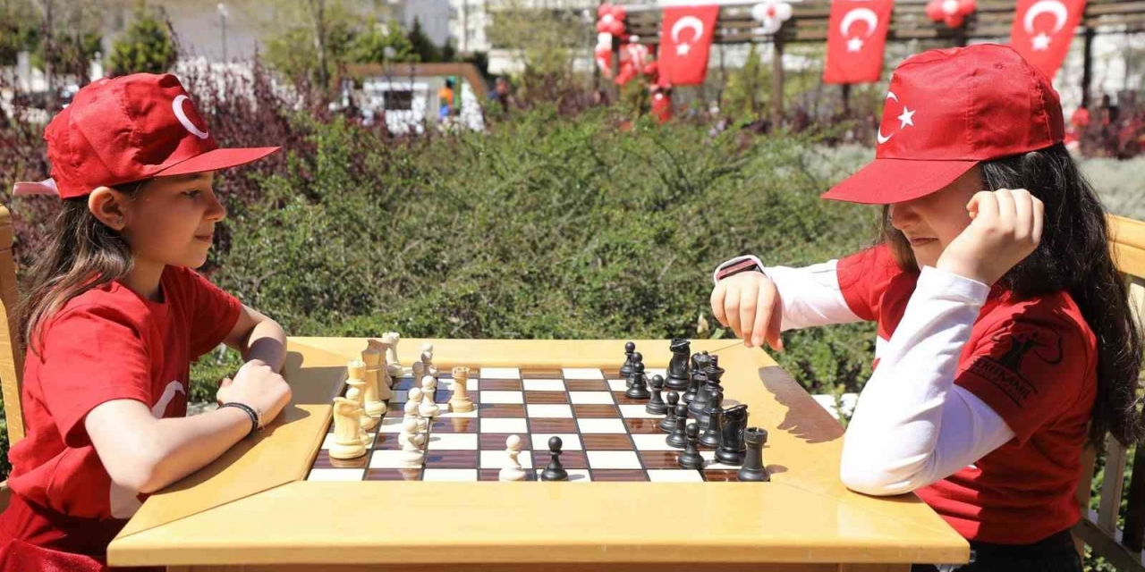 23 Nisan Satranç Şenliğinde Hamlelerini Yaptılar