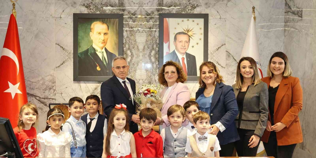 Rektör Özaydın Koltuğunu Çocuklara Devretti