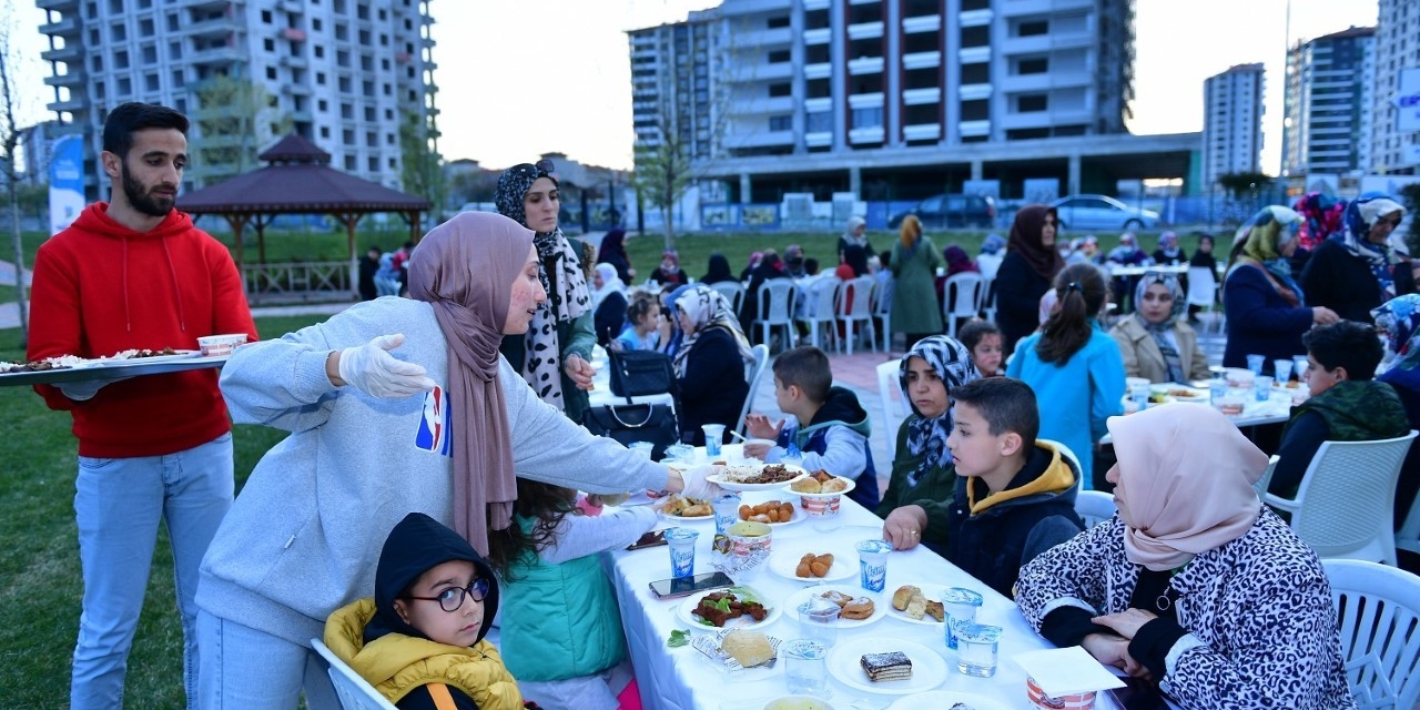 Yesilyurt’ta Yetim Ve Öksüz Çocuklar Unutulmadı