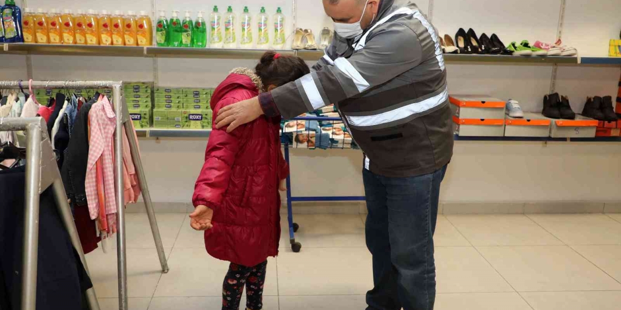 Dar Gelirli Ailelerin Yüzü Bayramlık Kıyafetle Güldü