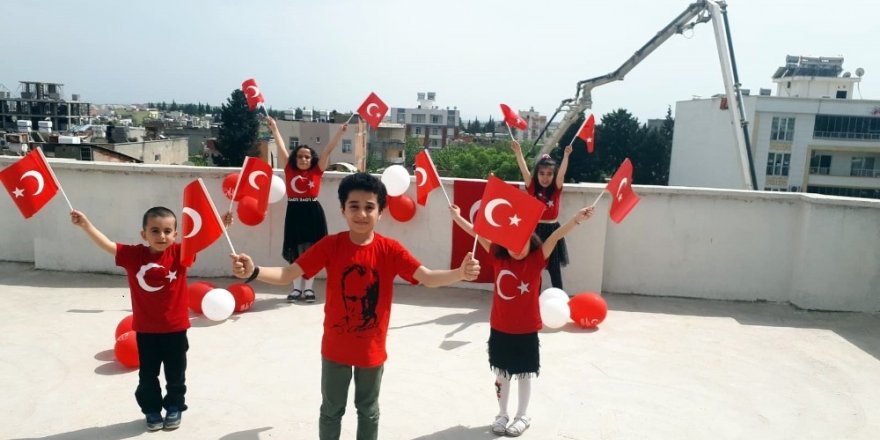 Kuzenler 23 Nisan’ı Evin Terasında Kutladı