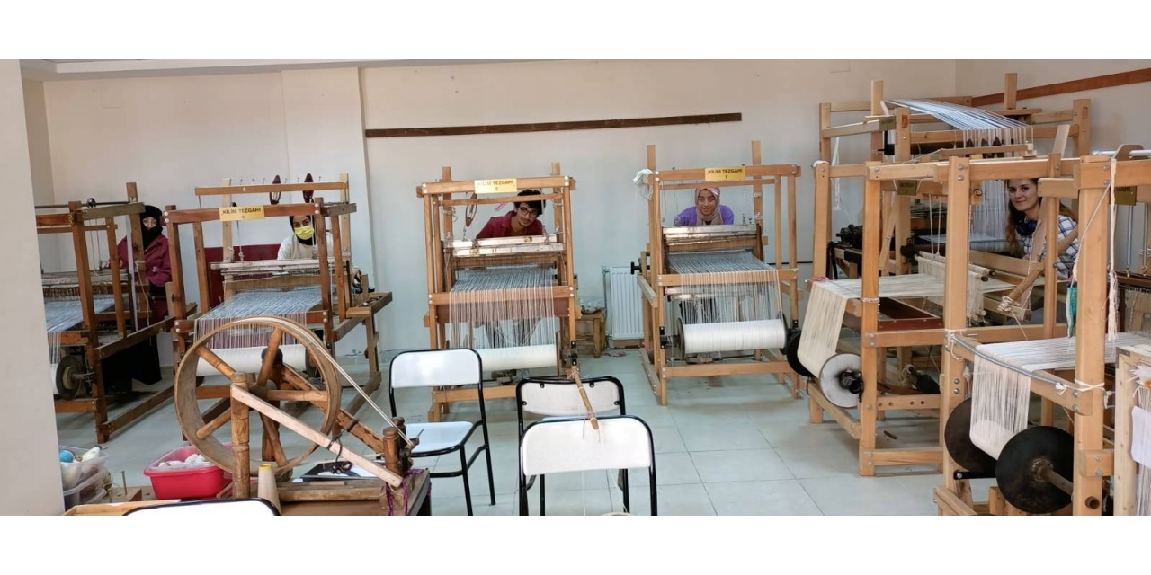 Halı Tasarımı Programı Öğrencileri Kilim Dokuyor