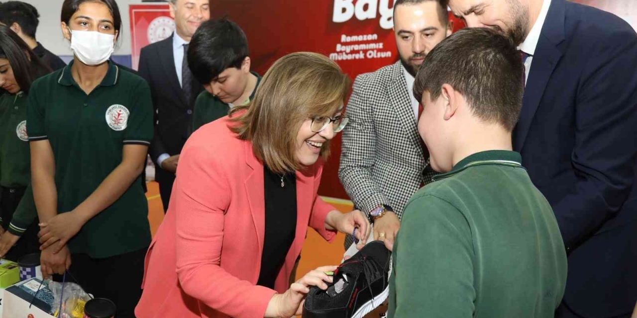 Başkan Şahin Gençlerle Bayramlaştı