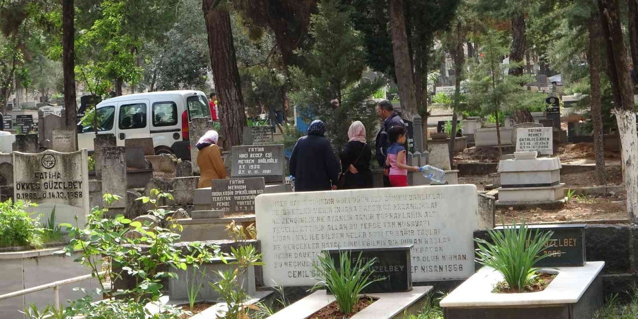 Gaziantep’te Mezarlıklarda Bayram Yoğunluğu