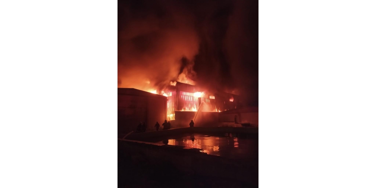 Gaziantep 3. Organize Sanayide Bulunan Geri Dönüşüm Fabrikasında Henüz Bilinmeyen Bir Nedenle Yangın Çıktı. Bölgeye Çok Sayıda İtfaiye, Sağlık Ve Polis Ekibi Sevk Edildi.
