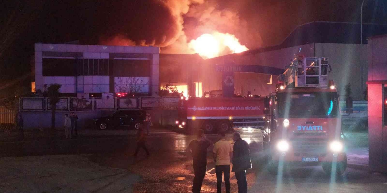 Gaziantep’te Geri Dönüşüm Fabrikasında Büyük Yangın