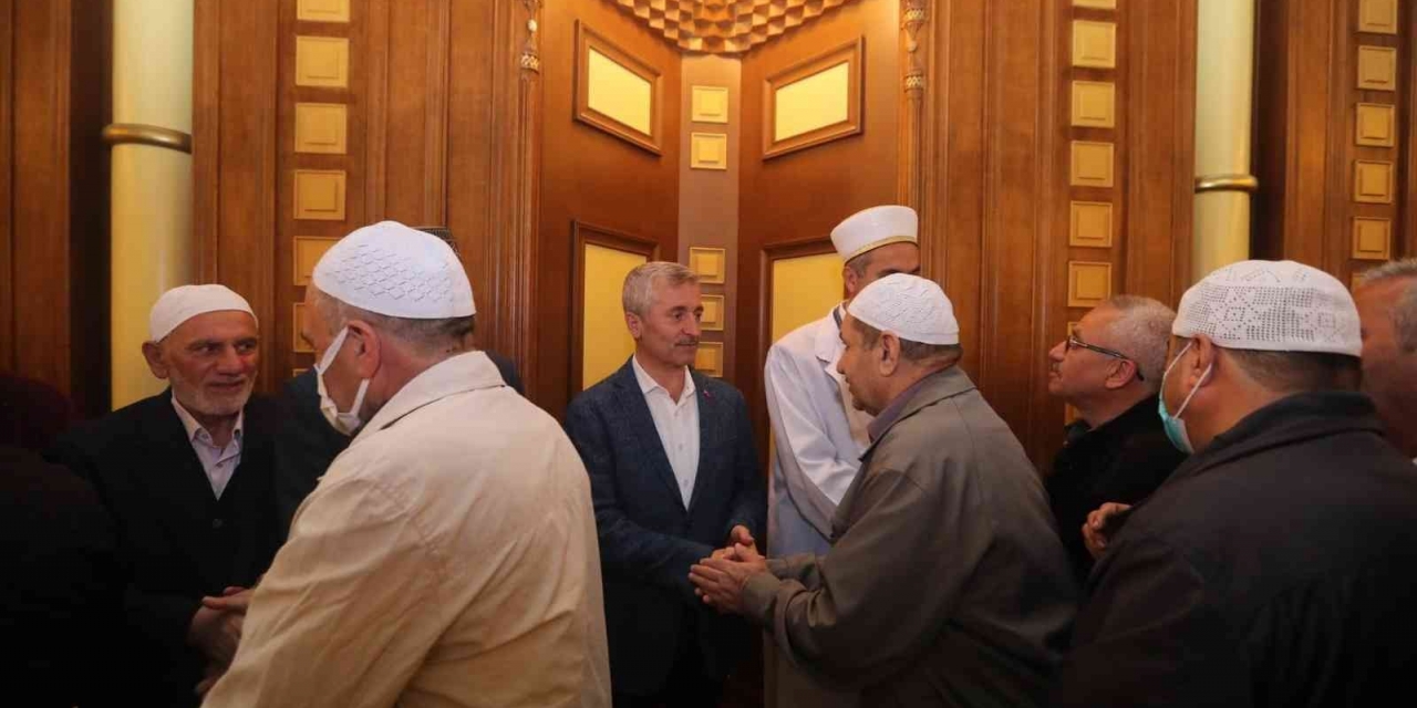 Başkan Tahmazoğlu Vatandaşlarla Bayram Namazında Bir Araya Geldi
