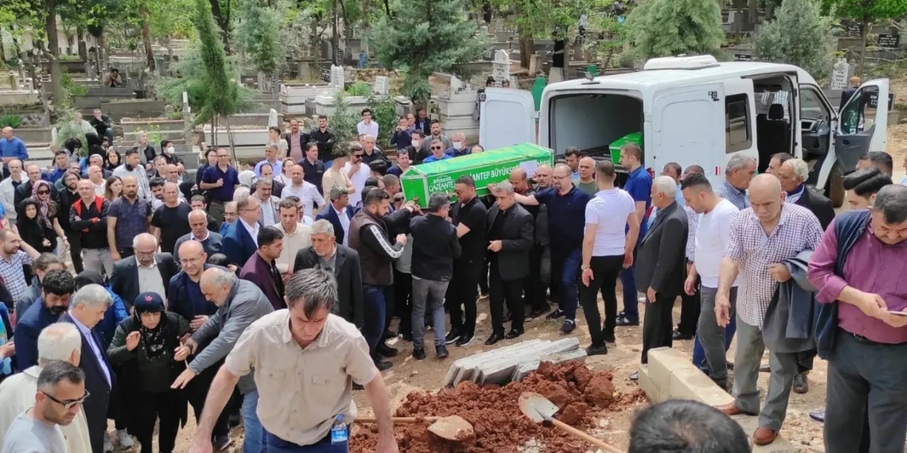 Eşini Silahla Yaraladıktan Sonra İntihar Doktorun Cenazesi Defnedildi