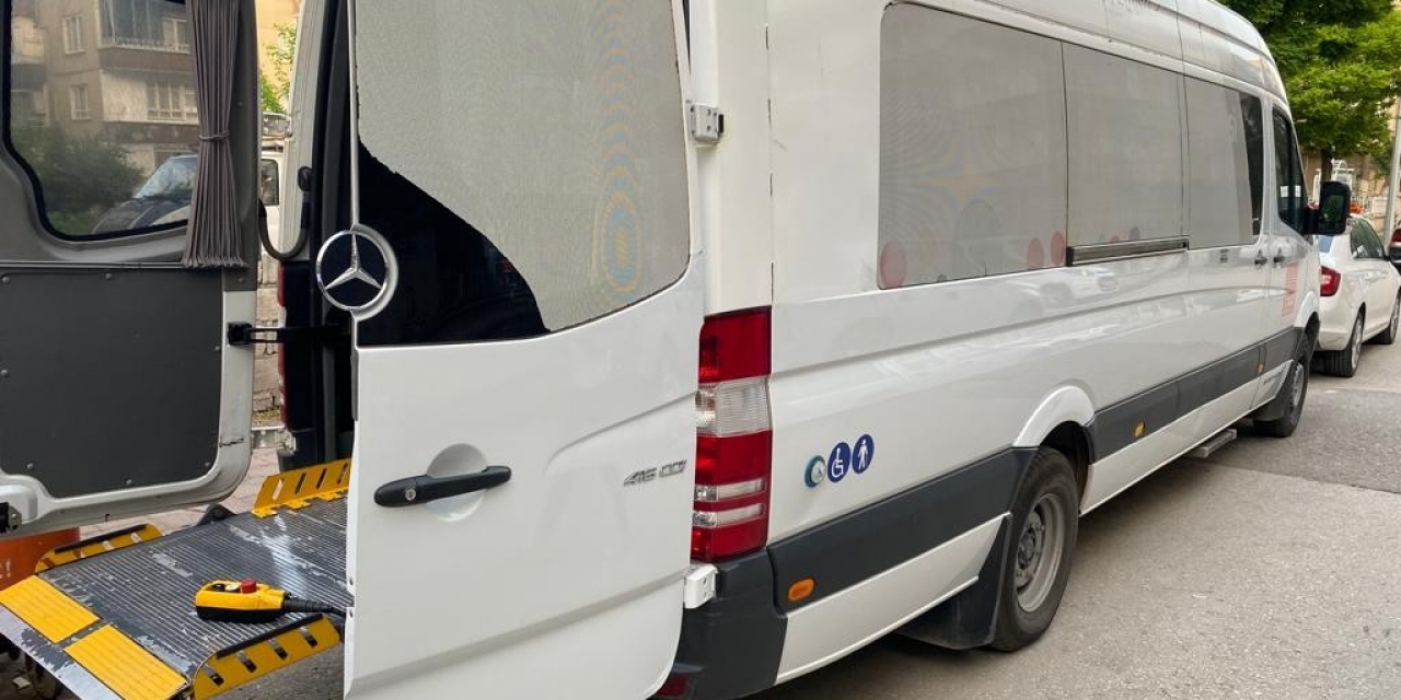 Engelli Anne, Oğlunun Nikah Ve Düğününe Belediyenin Asansörlü Aracıyla Götürüldü