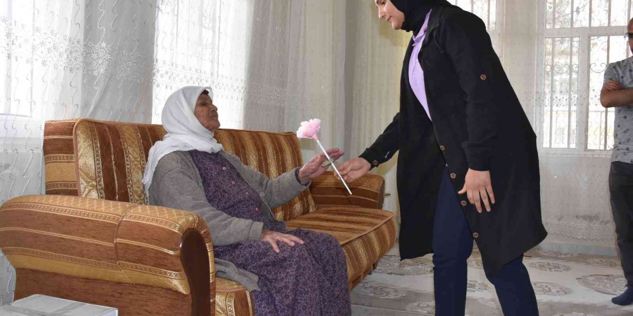 Meslek Lisesi Öğrencileri Yaşlıların Evlerini Temizliyor
