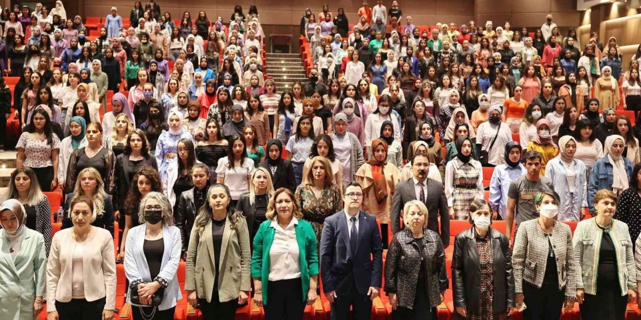 Gaün’de ’dünya Ebeler Günü’ Sempozyumu Düzenlendi