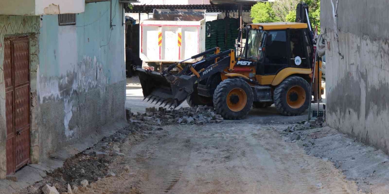 Bozova’da Bozulmuş Yollar Onarılıyor