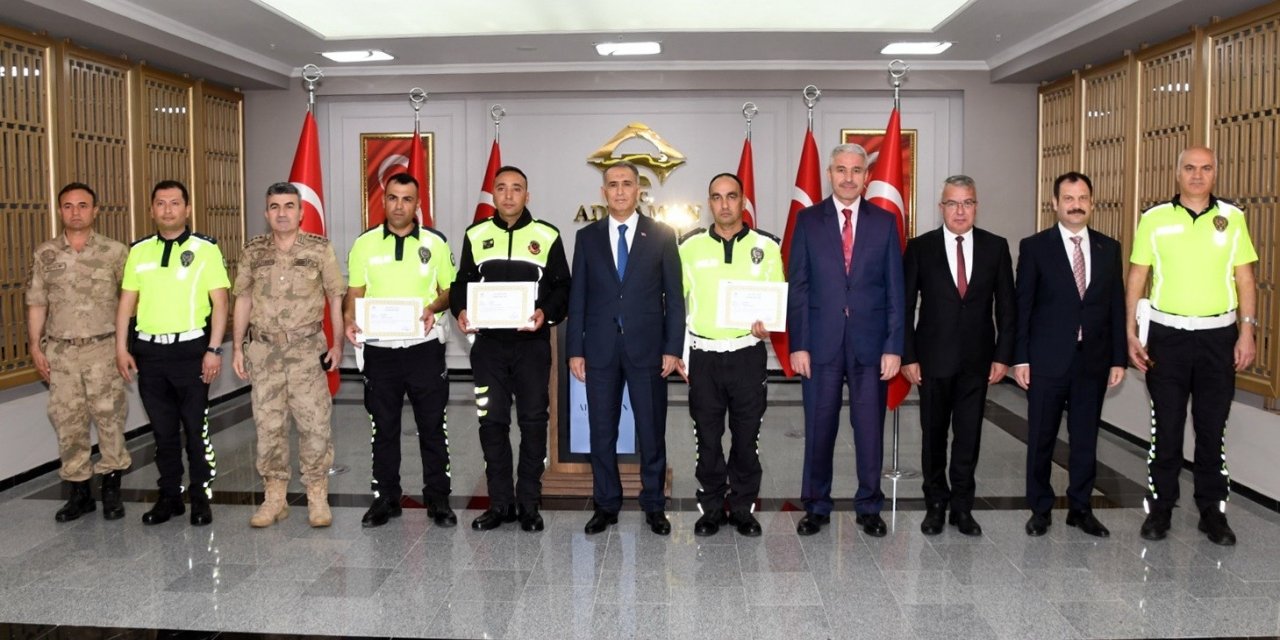 Vali Çuhadar Jandarma Ve Emniyet Personellerini Ödüllendirdi