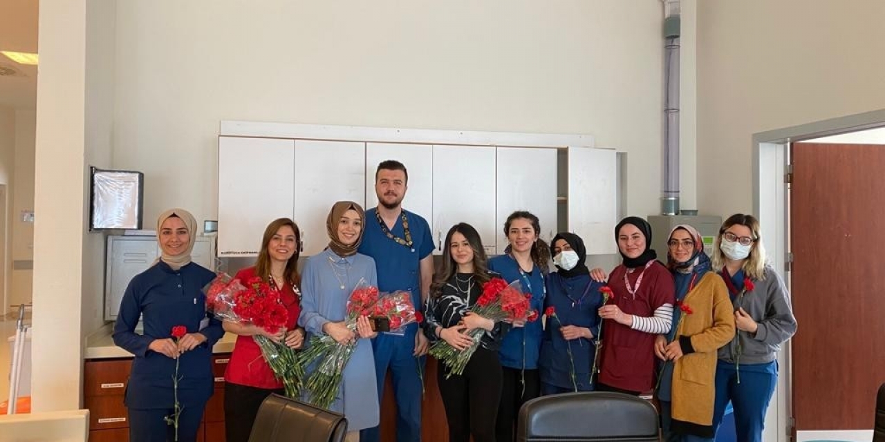 Hemşirelere Karanfil Dağıtıldı