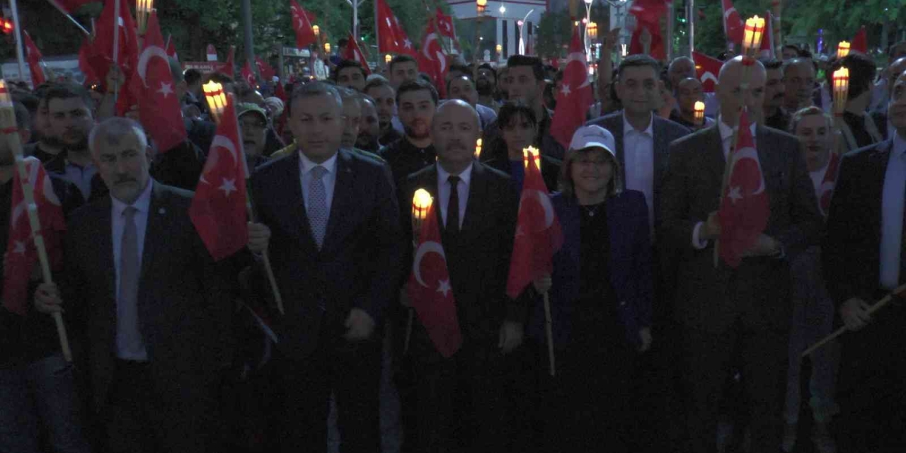 Gaziantep’te Coşkulu Fener Alayı Yürüyüşü