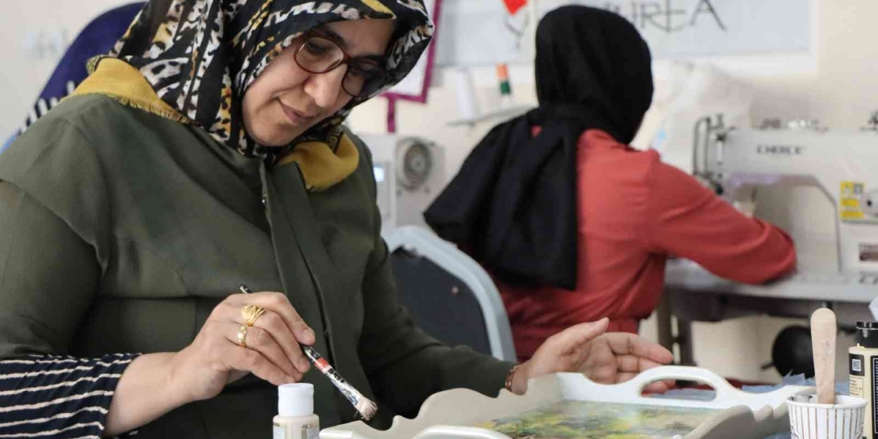 Kadınlar Öğrenip Aile Bütçesine Katkı Sağlıyor