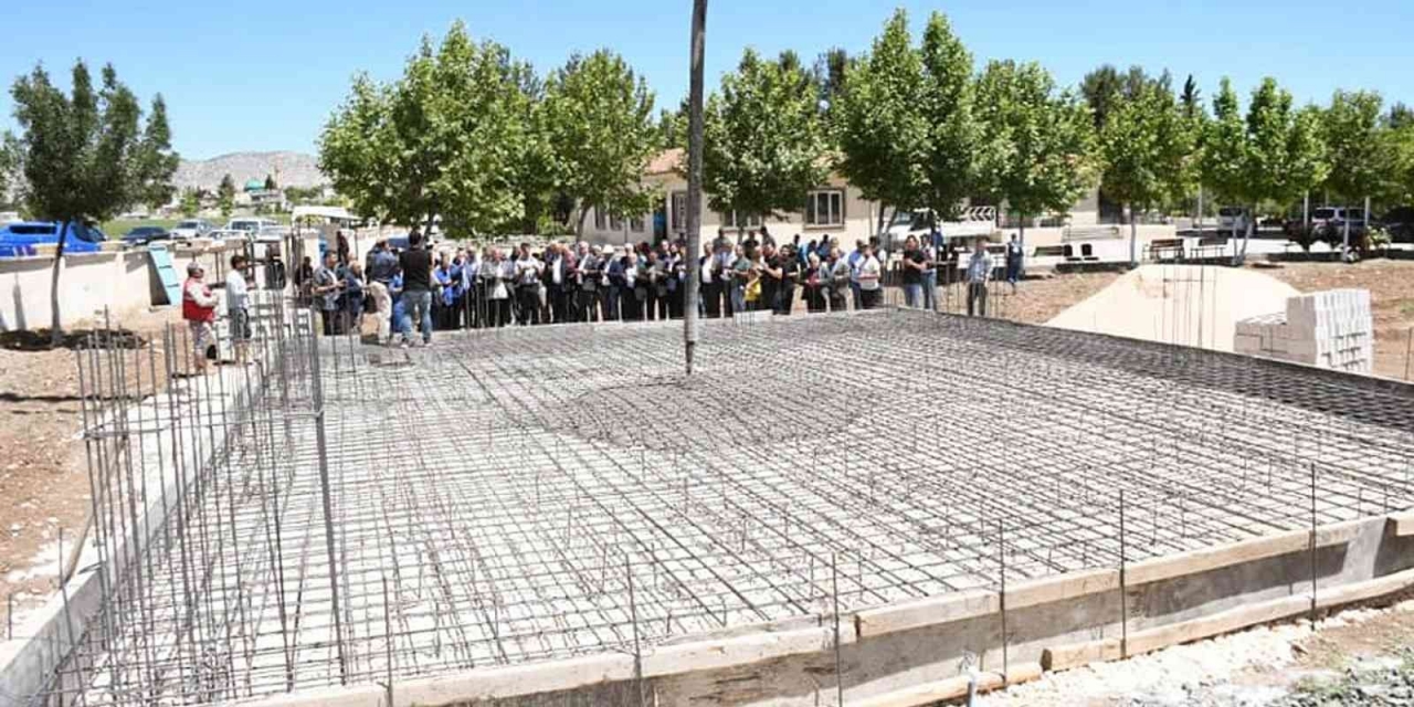 Arabanlı Hayırsever Bir İş Adamının Mezarlığa Yaptırdığı Caminin Temeli Atıldı