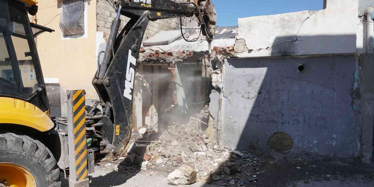 Haliliye’de Metruk Binalar Yıkıyor