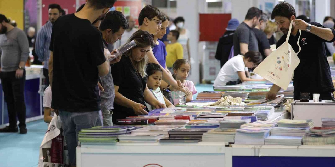 Gaziantep’teki Kitap Fuarını 2 Günde 110 Bin Kişi Ziyaret Etti
