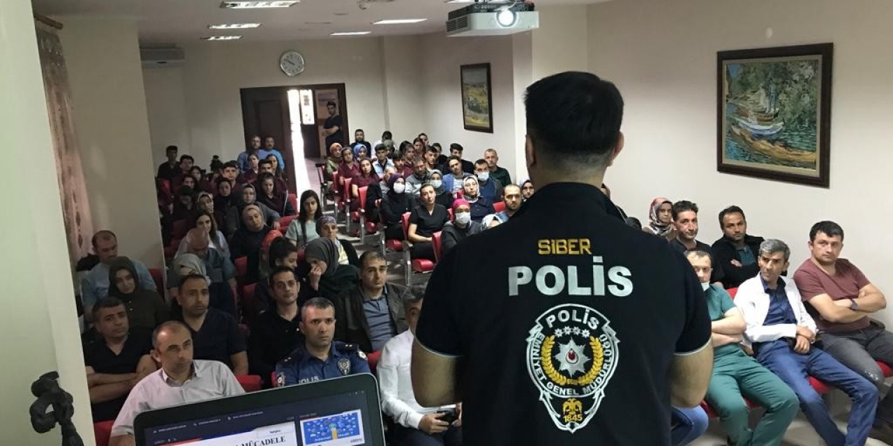 Polislerden Öğrencilere İnternet Eğitimi