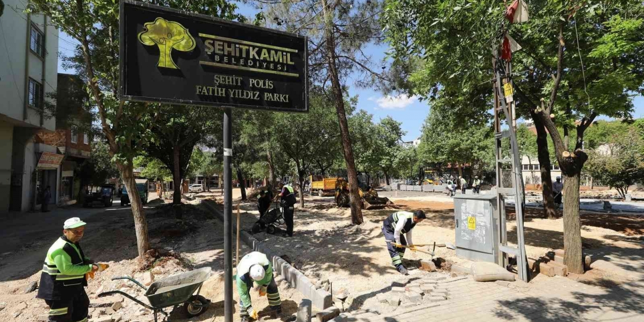 Şehitkamil’de Parklara Yaz Bakımı