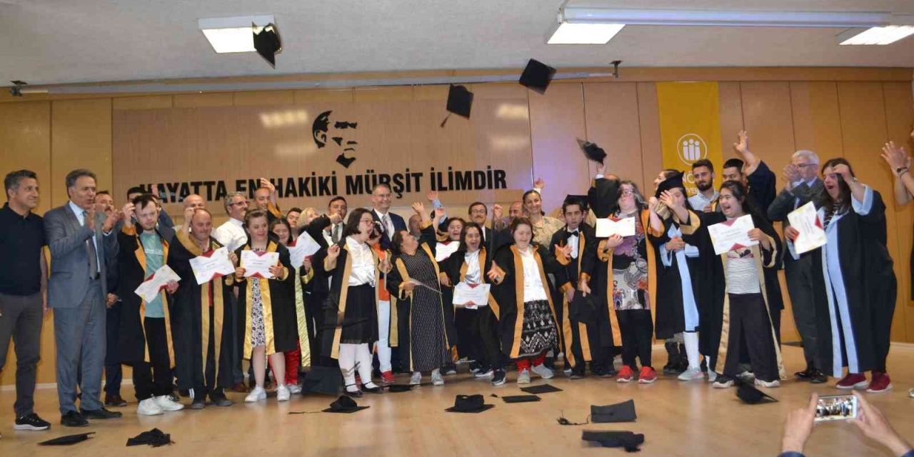 Down Sendromlu Bireylerin Diploma Heyecanı