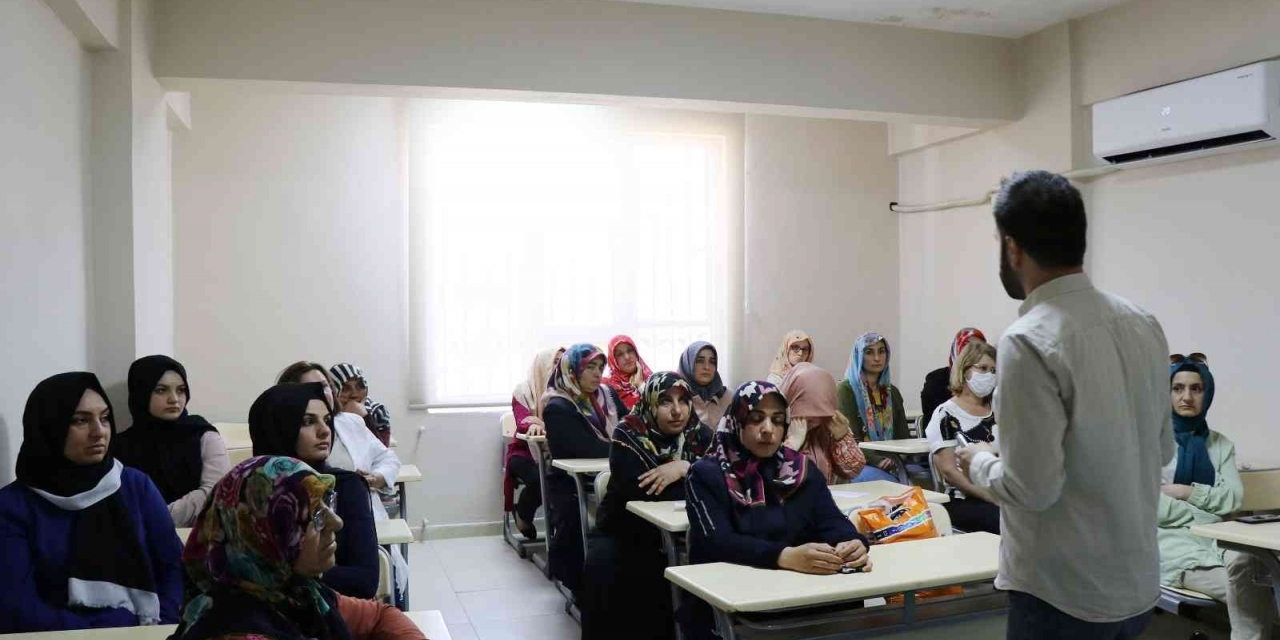 Millet Evlerindeki Kursiyerlere Uzman Semineri