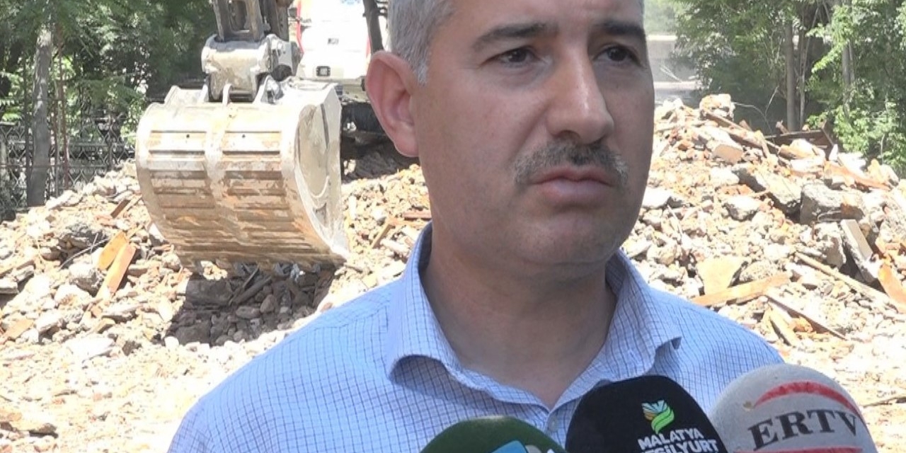 Yeşilyurt’ta Yeni Sağlık Merkezi İçin Eski Binaların Yıkımına Hız Verildi