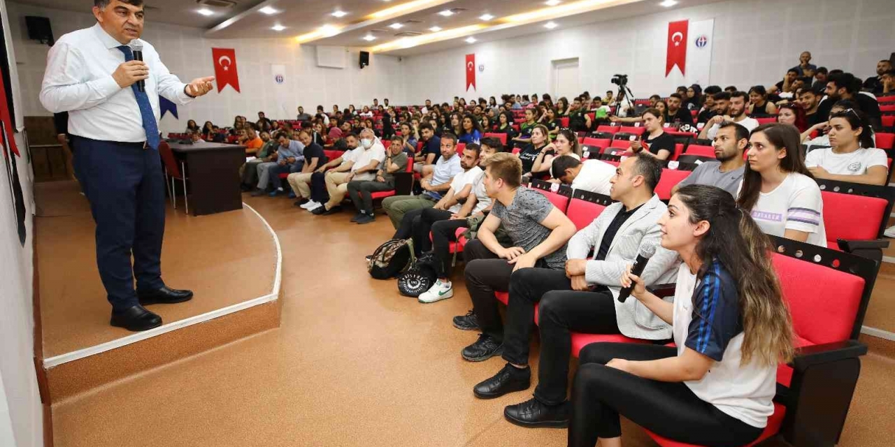 Başkan Fadıloğlu Üniversite Öğrencileriyle Bir Araya Geldi