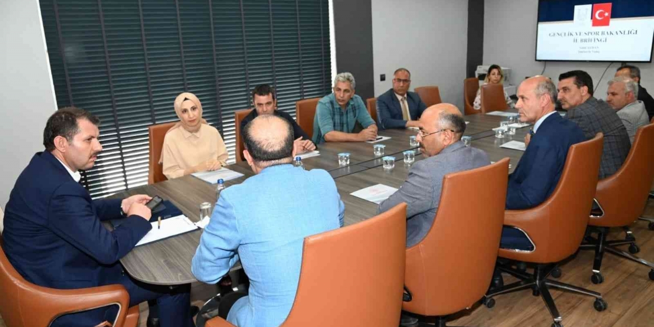 Vali Salih Ayhan’dan Gençlik Ve Spor İl Müdürlüğü’ne Ziyaret