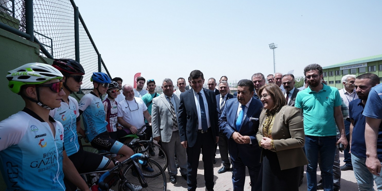 Başkan Şahin M. Hayri Özkeçeci Spor Kompleksini Gezdi