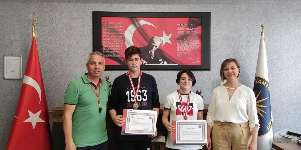 Ortaokul Öğrencilerinden Yüzme Başarısı