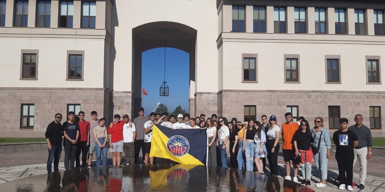 Lise Öğrencileri Üniversite Gezisinde