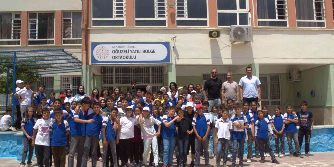 Üniversiteli Gençler Ortaokul Öğrencileri İle Oyun Oynadı