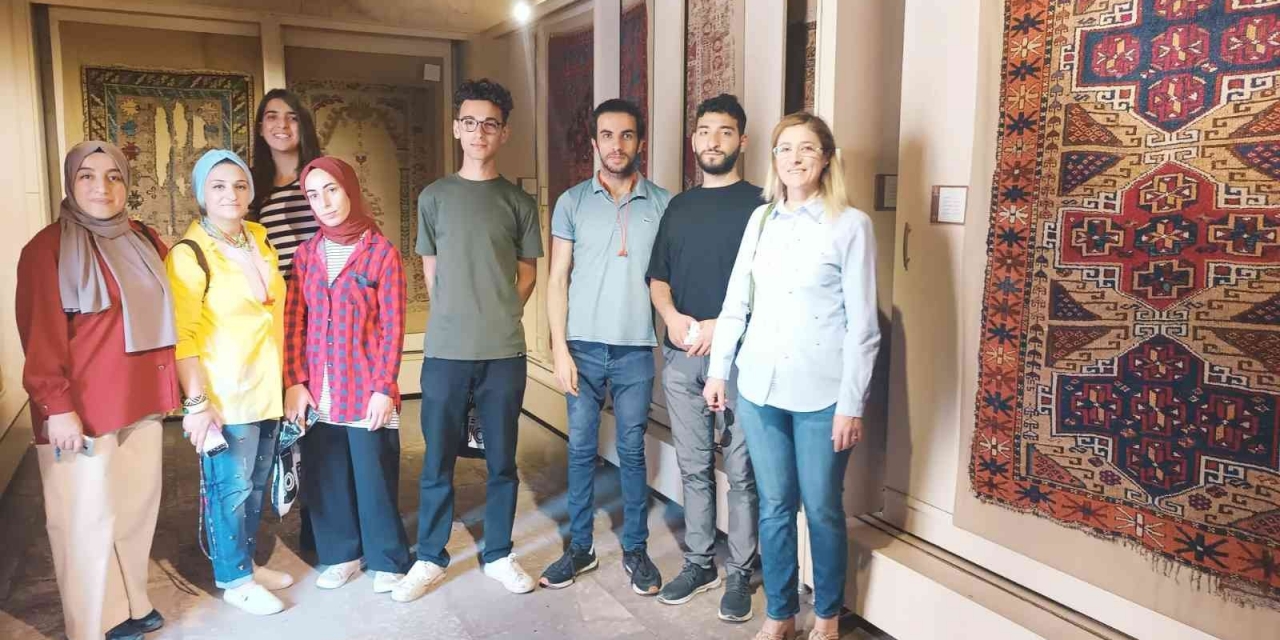 Üniversite Öğrencilerinden Halı Ve Kilim Müzesine Ziyaret