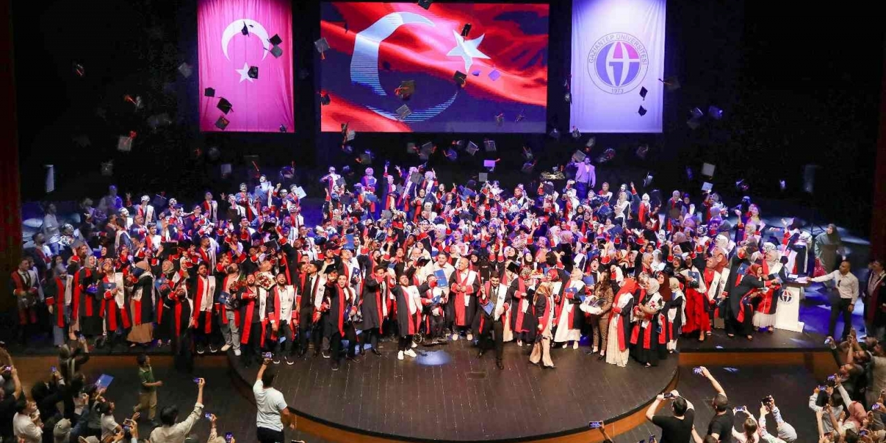 Gaün İlahiyat Fakültesi’nde Mezuniyet Sevinci