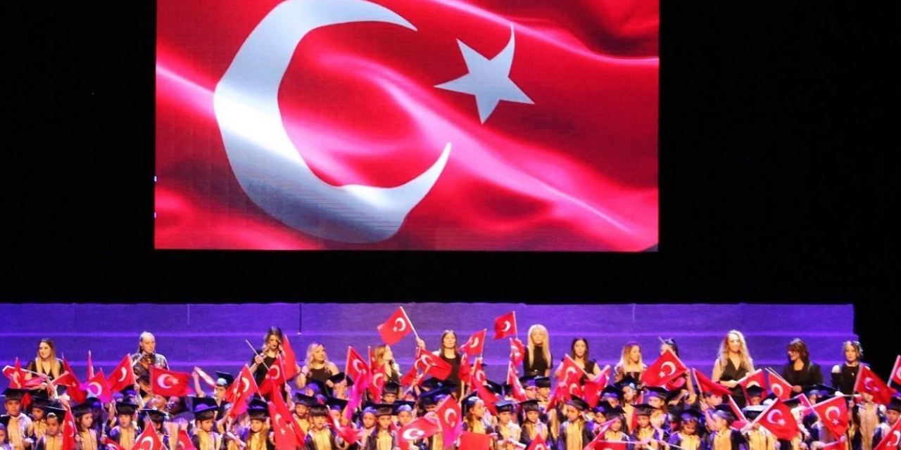 Minik Öğrencilerin Mezuniyet Gururu