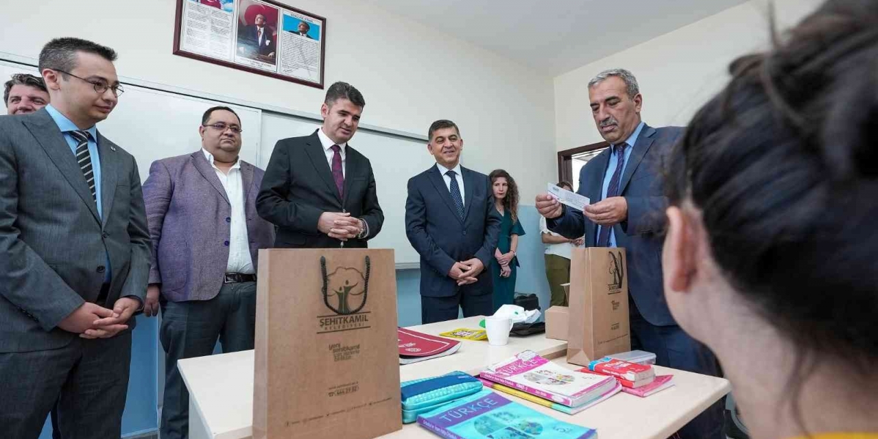 Şehitkamil’de Öğrenim Gören 124 Bin Öğrenciye Karne Hediyesi