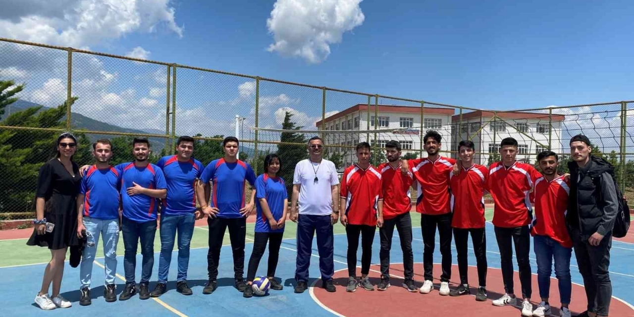 Voleybol Turnuvasında Başarılı Olan Üniversite Öğrencilerine Ödül