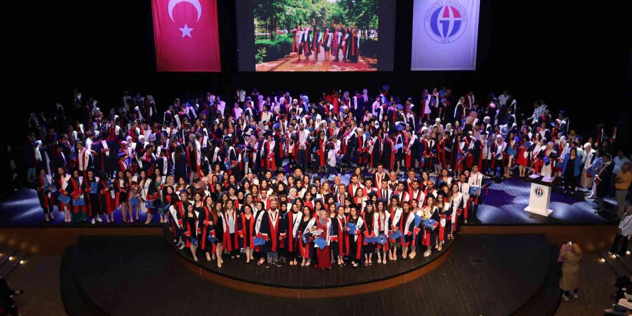 Fen Edebiyat Fakültesi’nde Mezuniyet Coşkusu