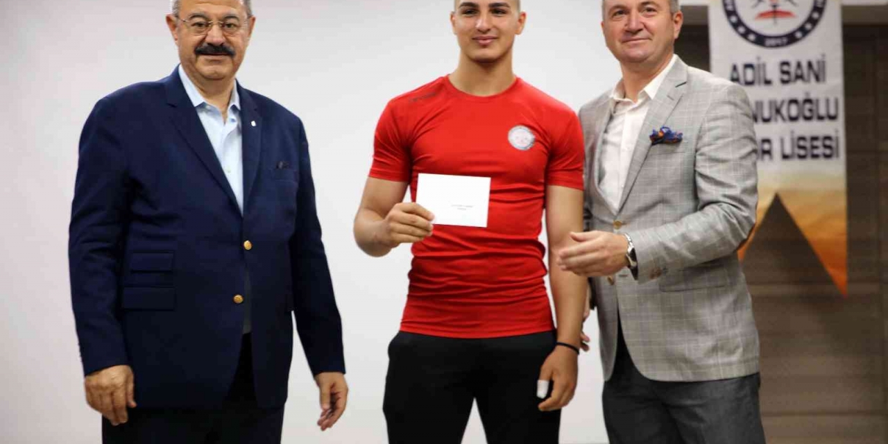 Spor Lisesinin Başarılı Öğrencileri Ödüllendirildi