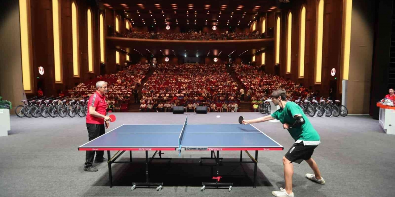 Tahmazoğlu’ndan Sporculara Hediye Yağmuru