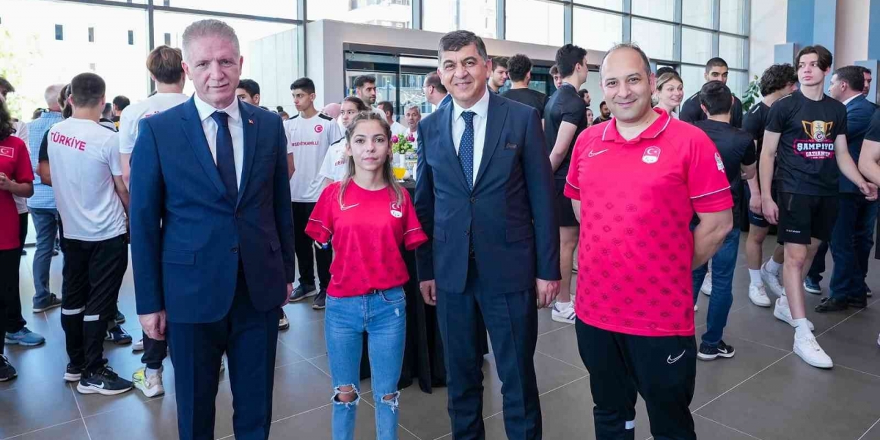 Şehitkamil’de Başarılı Sporcular Ödüllendirildi